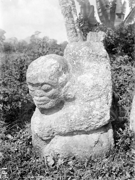 File:COLLECTIE TROPENMUSEUM Megalitisch beeld bij Tegoerwangi TMnr 10025807.jpg