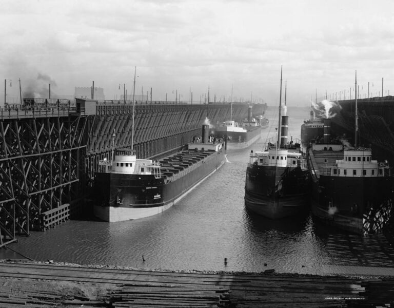 File:Duluth Ore Docks.jpg
