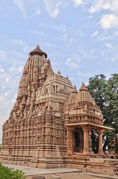 File:Le temple de Parshvanath (Khajuraho) (8638423582).jpg