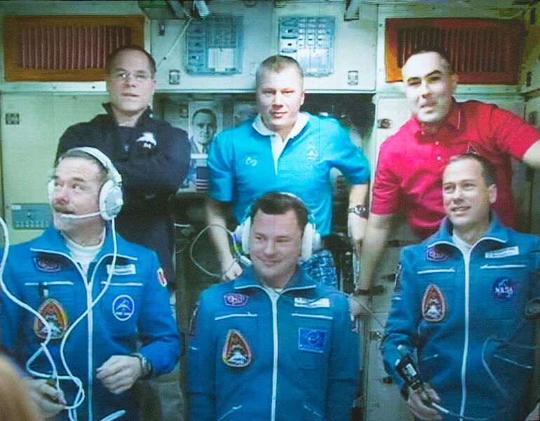 File:Soyuz TMA-07M crew talks with the Russian Mission Control - cropped.jpg