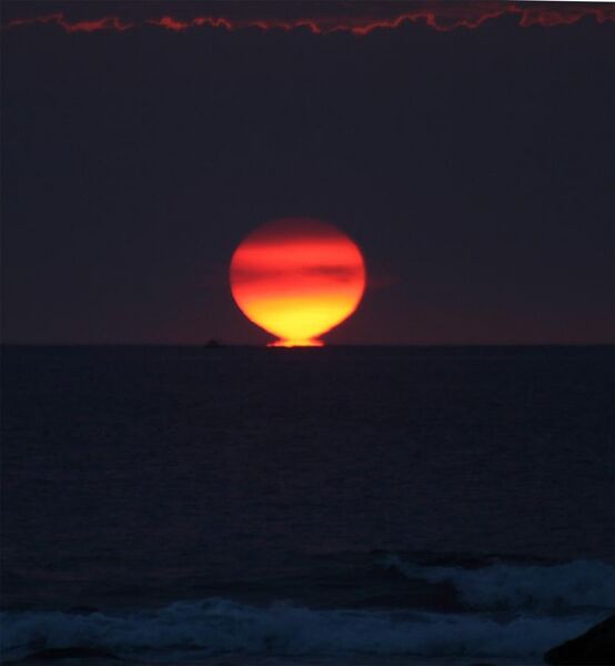 File:Sunset inferio mirage.jpg