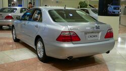 2005 Toyota Crown-Royal 02.jpg
