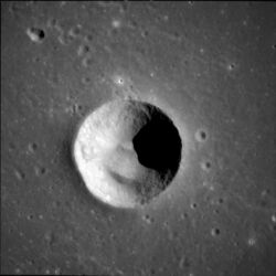 Anville crater AS11-42-6302.jpg