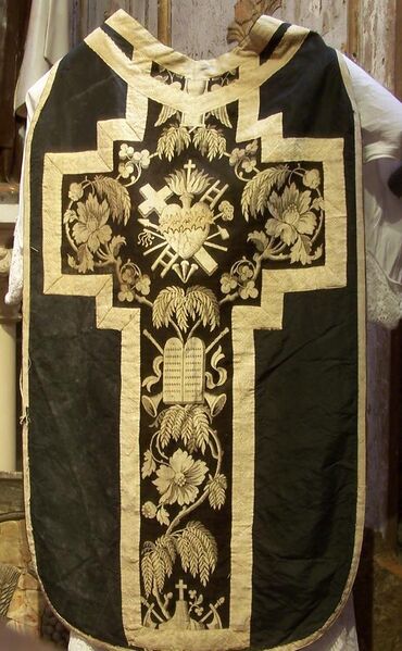File:Chasuble noire - Cathédrale de Lombez.jpg