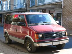 Chevrolet Astro 1988 (16097028627).jpg