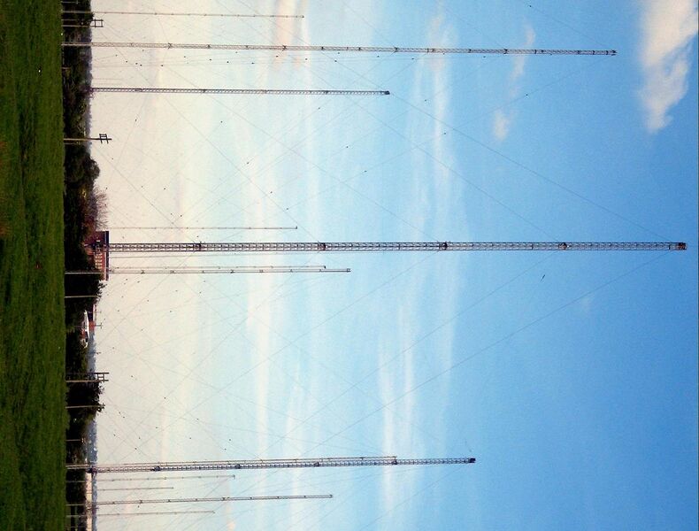 File:Hillmorton radio masts.jpg