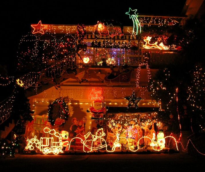 File:Suburban Christmaslights 2.JPG