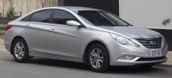 2010-2012 Hyundai i45 (YF) Active sedan (2018-08-27) 01.jpg