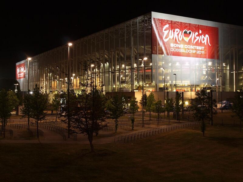 File:Eurovisions-Arena bei Nacht P5143553.JPG