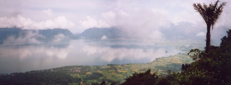 File:Lake Maninjau3.jpg