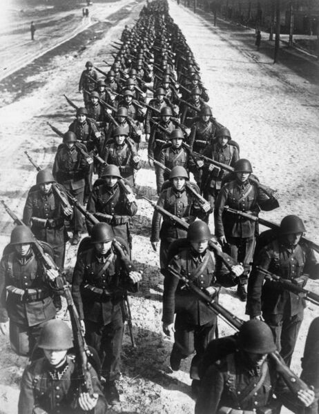 File:Polish infantry marching -2 1939.jpg