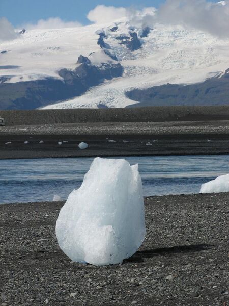 File:An iceberg in Jokulsarlon.jpg