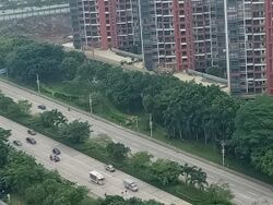 Divided median strip on a highway in Huizhou.jpg