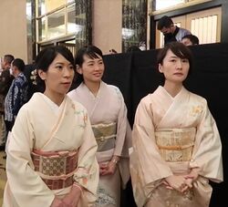 Perempuan Jepang berbusana kimono.jpg