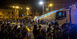 Police water cannon in protests against Netanyahu.png