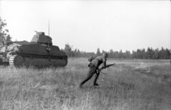 Bundesarchiv Bild 101I-212-0209-32, Russland-Nord, Panzer und Soldat.jpg