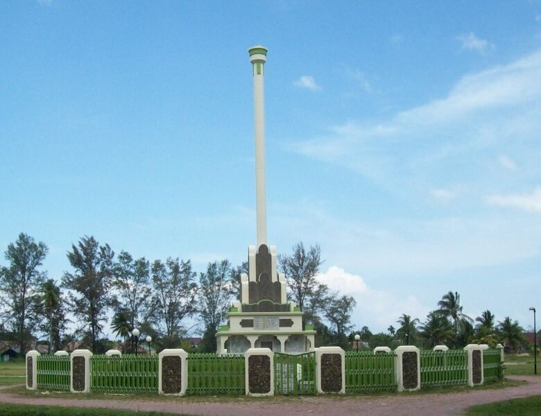 File:Darussalam monument located at Syiah Kuala University.jpg