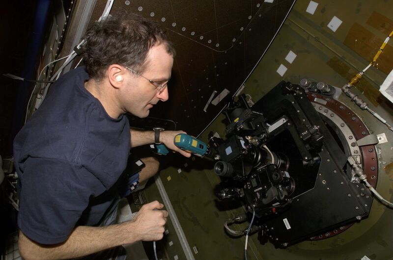 File:Don pettit operates barn door tracker aboard ISS.jpg