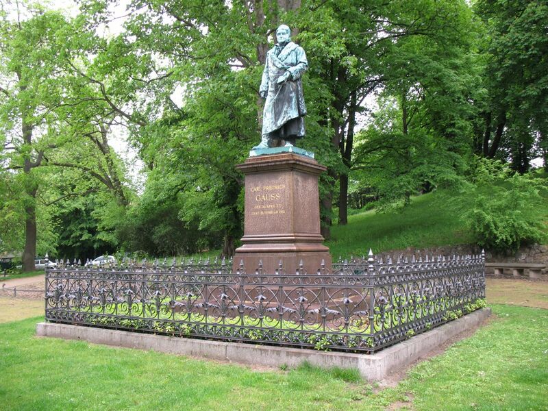 File:Statue-of-Gauss-in-Braunschweig.jpg