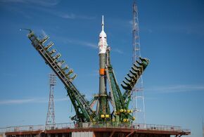 Expedition 51 Rollout (NHQ201704170044).jpg