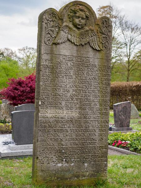 File:Friedhof Rastede - Kindergrab von 1711.jpg