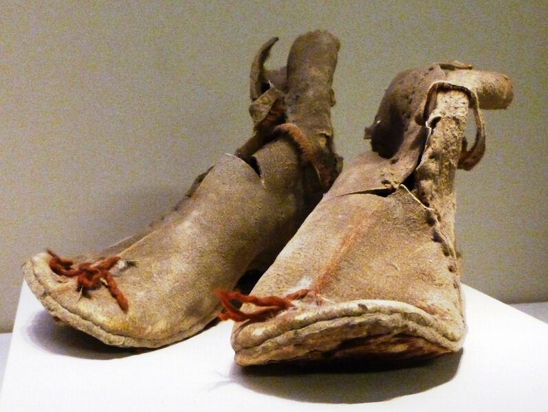File:Oxhide boots. Loulan, Xinjiang. Early Han 220 BCE - 8 CE.jpg