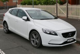 2013 Volvo V40 (MY13) T4 Kinetic hatchback (2015-12-07) 01.jpg