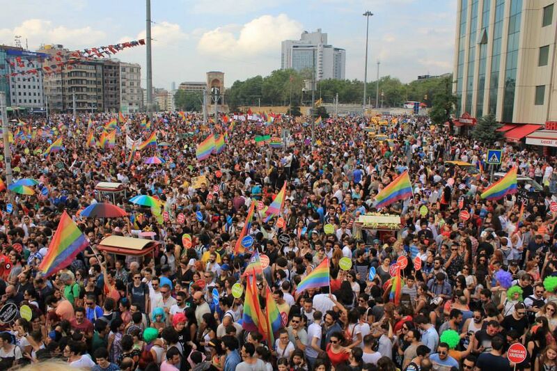 File:Gay pride Istanbul 2013 - Taksim Square.jpg