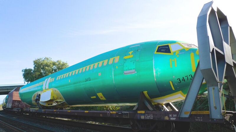 File:Boeing 737 fuselage train hull 3473.jpg