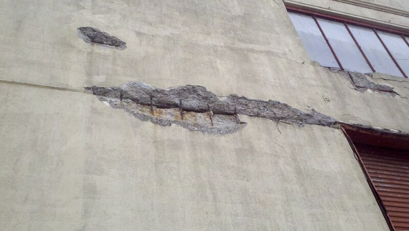 File:Concrete spalling caused by oxide jacking at the Herbst Pavilion, Fort Mason Center, San Francisco.jpg