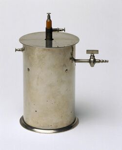 Ionisation chamber made by Pierre Curie, c 1895-1900. (9660571297).jpg