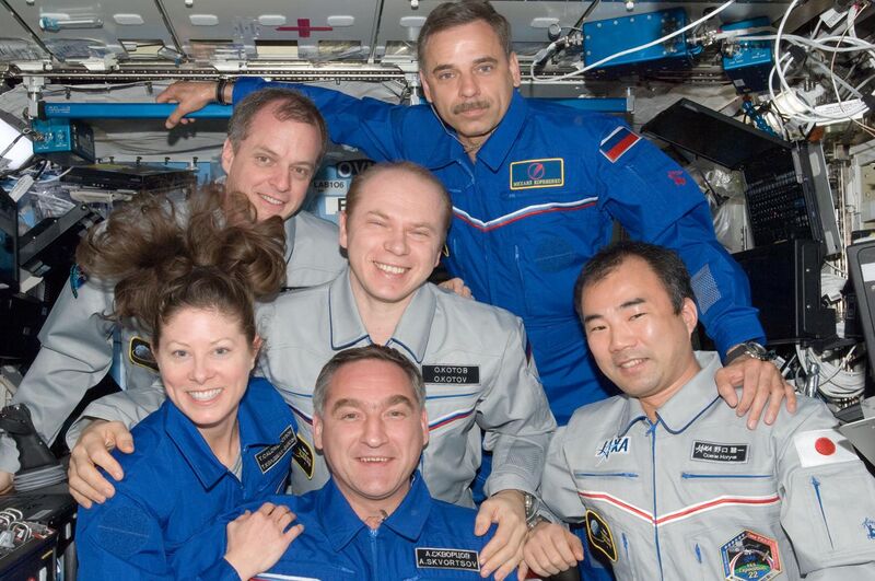 File:STS-131 ISS Expedition 23 in-flight crew portrait.jpg