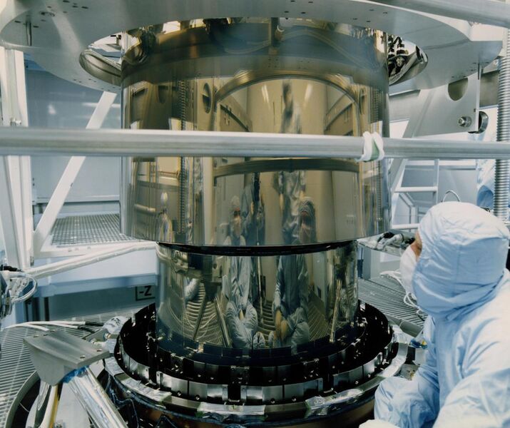 File:Chandra telescope mirror assembled Hrma7 300.jpg