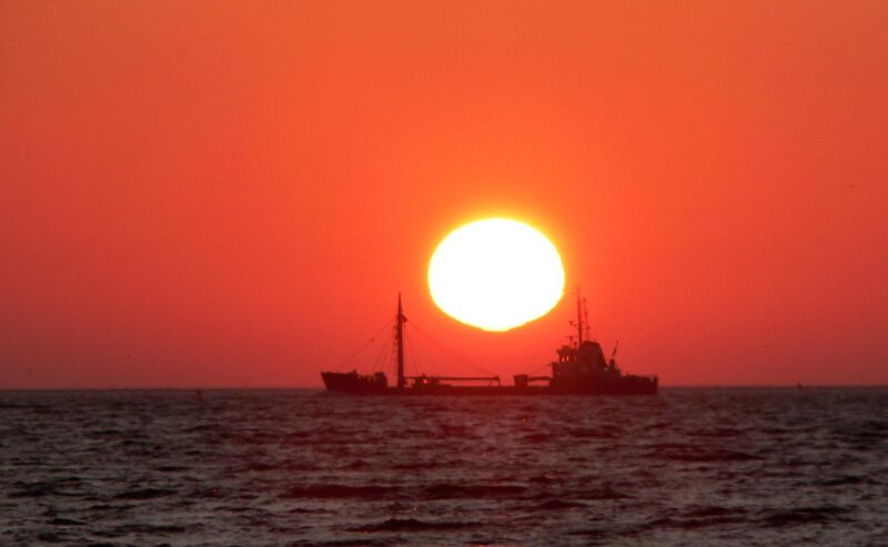 File:Sunrise on sea.jpg