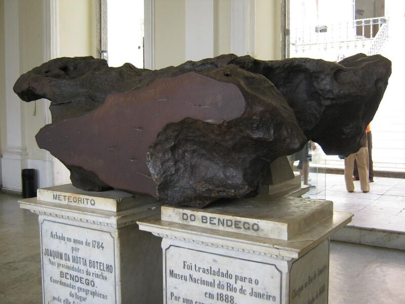 File:Bendegó meteorite, front, National Museum, Rio de Janeiro.jpg