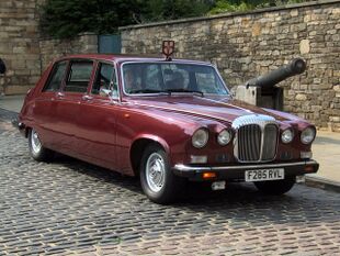 Daimler DS 420, Castle Hill, Lincoln.jpg