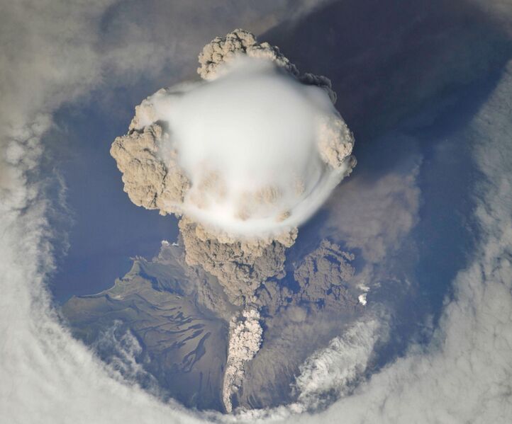 File:Sarychev peak eruption.jpg