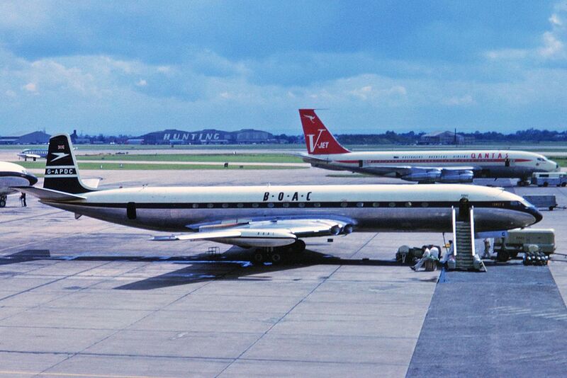 File:G-APDC DH106 Comet 4 and Qantas 707 LHR 02SEP63.jpg