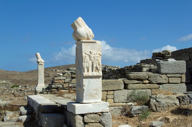 File:Temple Dionysus Delos Stoivadeion 130086.jpg