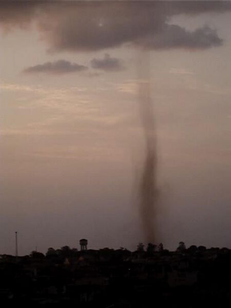 File:Tornado em Araguari MG 29 set 2007 18 h.JPG