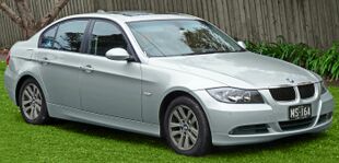 2005-2008 BMW 320i (E90) sedan (2011-07-17) 01.jpg