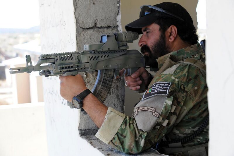 File:Afghan border police aiming a weapon.jpg