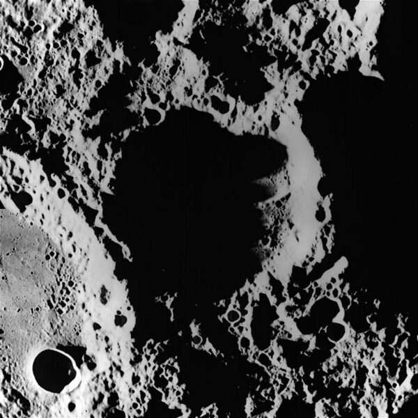 File:Nassau crater AS15-M-0072.jpg