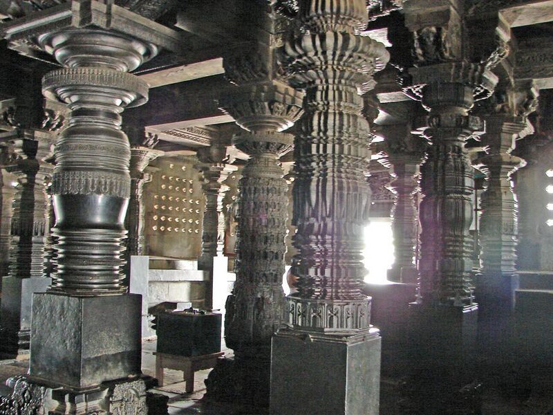 File:Lathe turned pillars at Chennakeshava temple in Belur.jpg