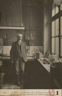 Le professeur Lippmann dans le laboratoire des recherches physiques de la Sorbonne.jpg