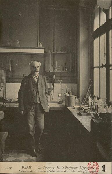 File:Le professeur Lippmann dans le laboratoire des recherches physiques de la Sorbonne.jpg
