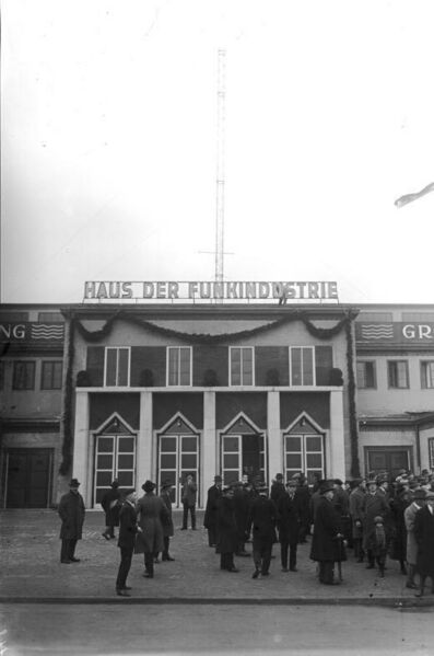 File:Bundesarchiv Bild 102-00877, Berlin, Eröffnung der Funkausstellung.jpg