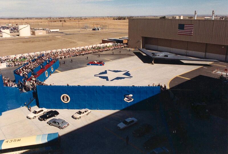 File:B-2 Sprirt Rollout - 22 November 1988.jpg