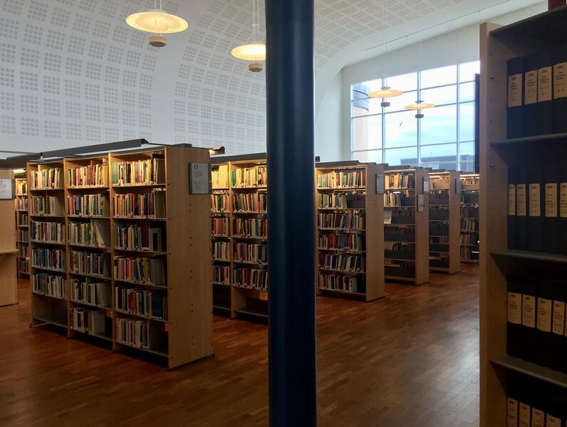File:Inside Örebro University Library 02.jpg