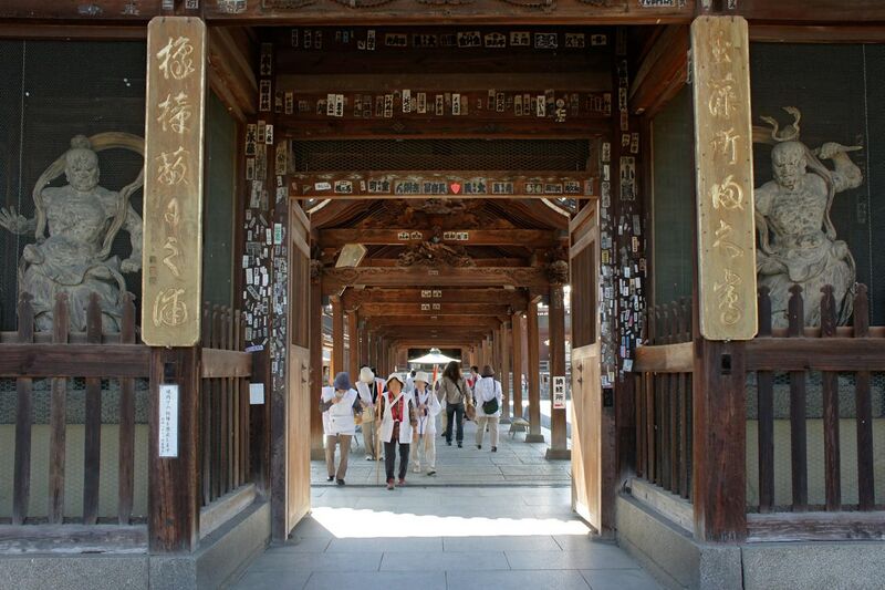 File:Two Niō who stand in the left (Ungyō) and right (Agyō) of the sanmon gate at Zentsū-ji in Zentsū-ji City Kagawa pref.jpg